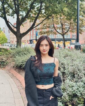 Han Thi Instagram - အချိန်တိုင်း နေရာတိုင်းမှာ လူတွေရှိနေတယ်…. ဒါပေမဲ့ တစ်ခုခုလိုနေသလိုပါဘဲ… 🖤