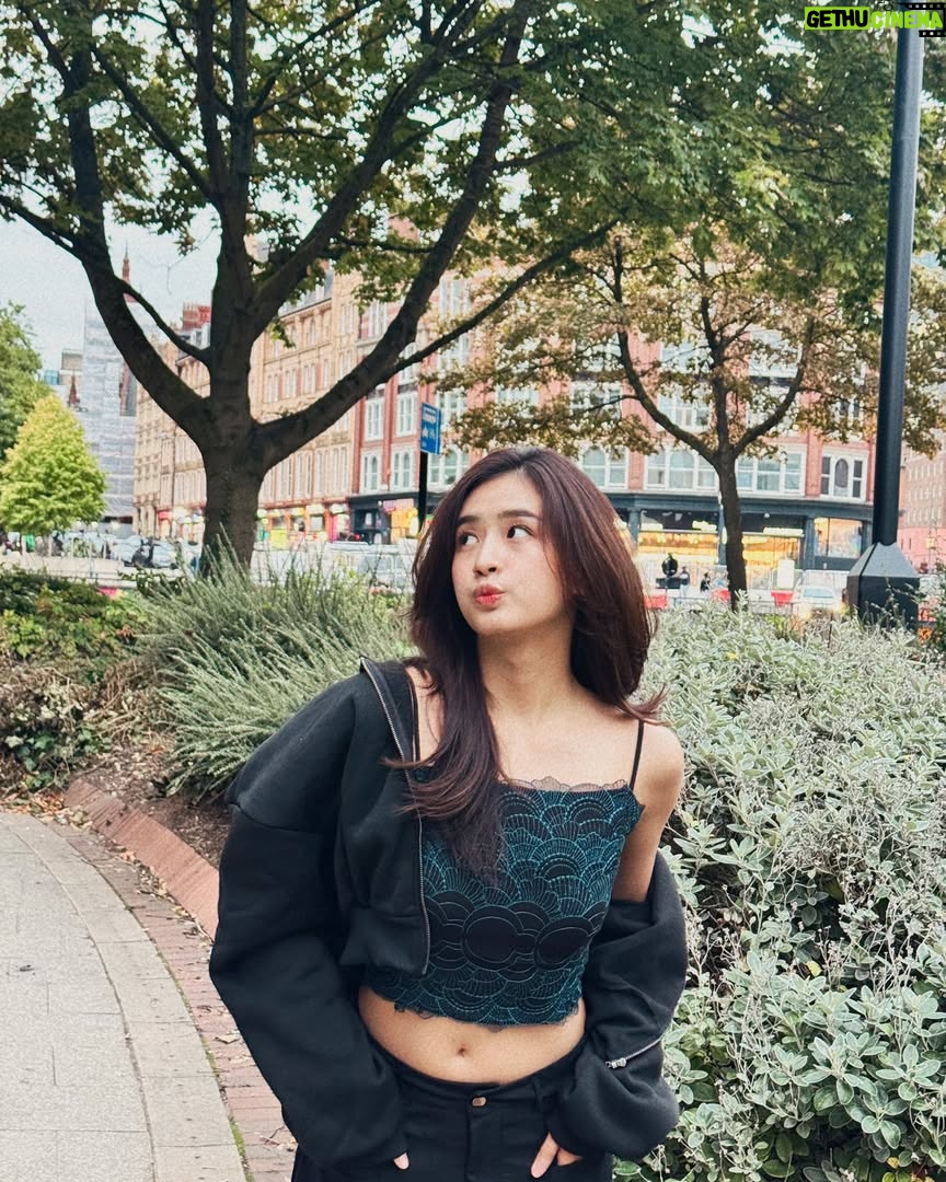 Han Thi - 195 Likes - အချိန်တိုင်း နေရာတိုင်းမှာ လူတွေရှိနေတယ်…. ဒါပေမဲ့ တစ်ခုခုလိုနေသလိုပါဘဲ… 🖤