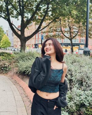 Han Thi Instagram - အချိန်တိုင်း နေရာတိုင်းမှာ လူတွေရှိနေတယ်…. ဒါပေမဲ့ တစ်ခုခုလိုနေသလိုပါဘဲ… 🖤