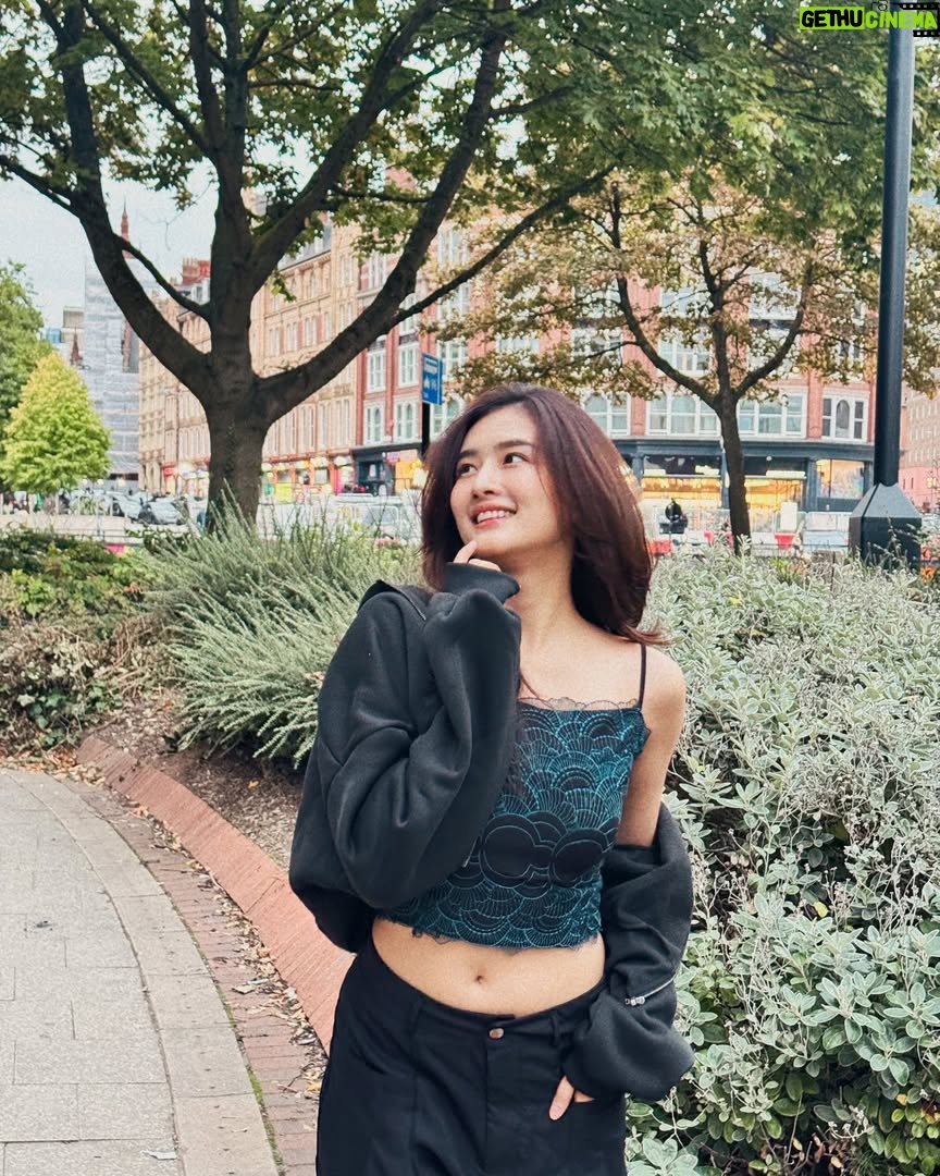 Han Thi - 195 Likes - အချိန်တိုင်း နေရာတိုင်းမှာ လူတွေရှိနေတယ်…. ဒါပေမဲ့ တစ်ခုခုလိုနေသလိုပါဘဲ… 🖤