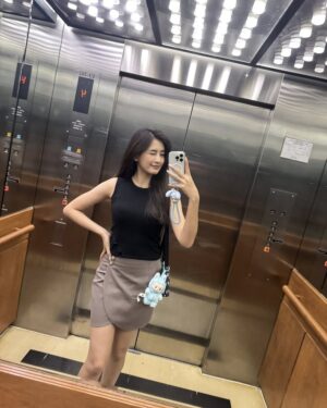 Han Thi Instagram - ဘယ်နေရာမှာမဆို မှန်မြင်ရင် မနေနိုင်သူလေး 🤍