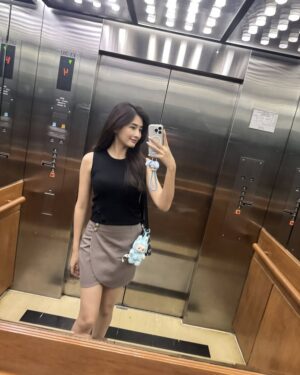 Han Thi Instagram - ဘယ်နေရာမှာမဆို မှန်မြင်ရင် မနေနိုင်သူလေး 🤍