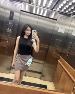 Han Thi Instagram - ဘယ်နေရာမှာမဆို မှန်မြင်ရင် မနေနိုင်သူလေး 🤍