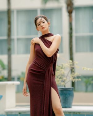 Han Thi Instagram - ဝေးကွာသွားမှာမဟုတ် ပိုနီးအောင်ကြိုးစားနေတာပါ… ❤️
📸 and Retouch: Htike Lin Aung (Colorful Dreams)
👗: SHARTRA Couture
💄: Kyaw Kyaw Moe
🏨: PARKROYAL Yangon