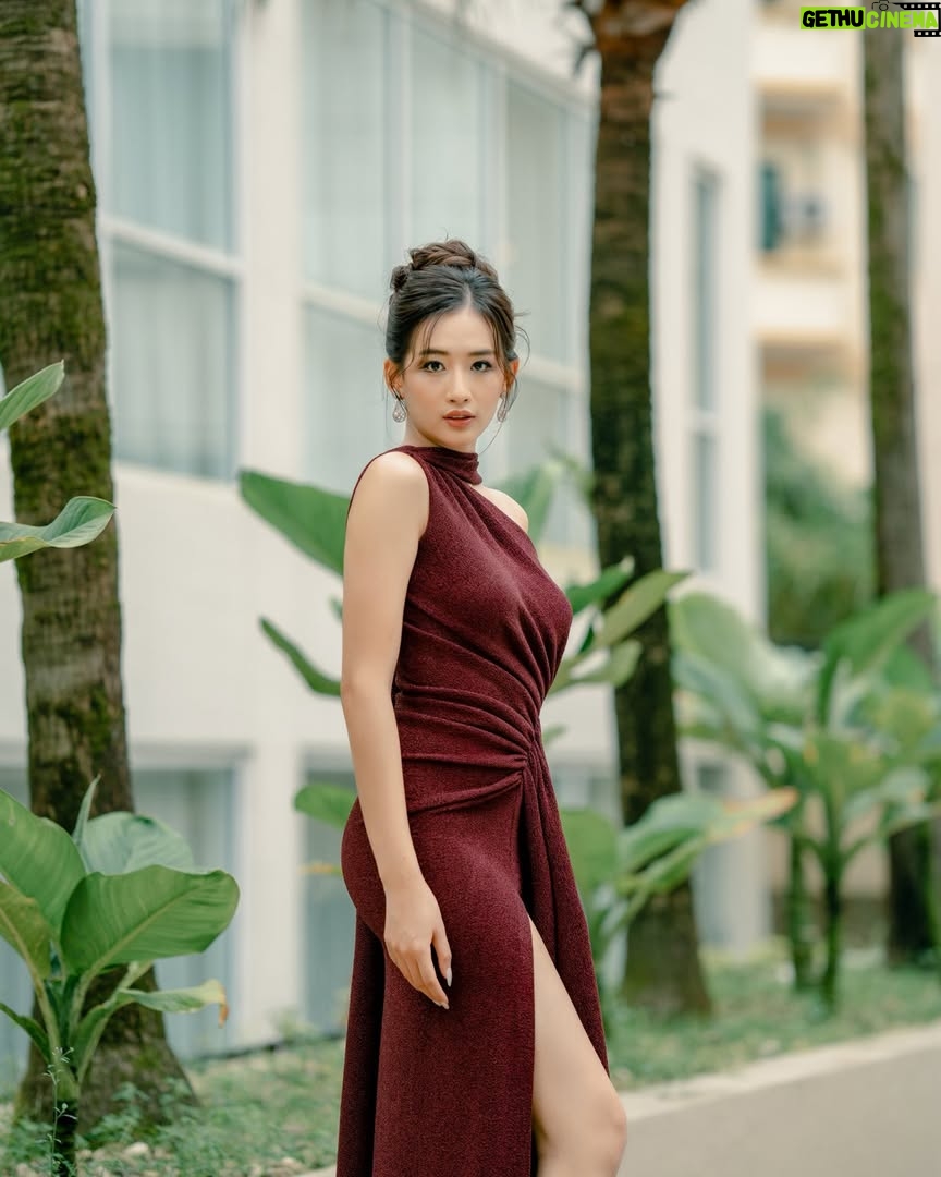 Han Thi - 217 Likes - ဝေးကွာသွားမှာမဟုတ် ပိုနီးအောင်ကြိုးစားနေတာပါ… ❤️ 

📸 and Retouch: Htike Lin Aung (Colorful Dreams)
👗: SHARTRA Couture
💄: Kyaw Kyaw Moe
🏨: PARKROYAL Yangon