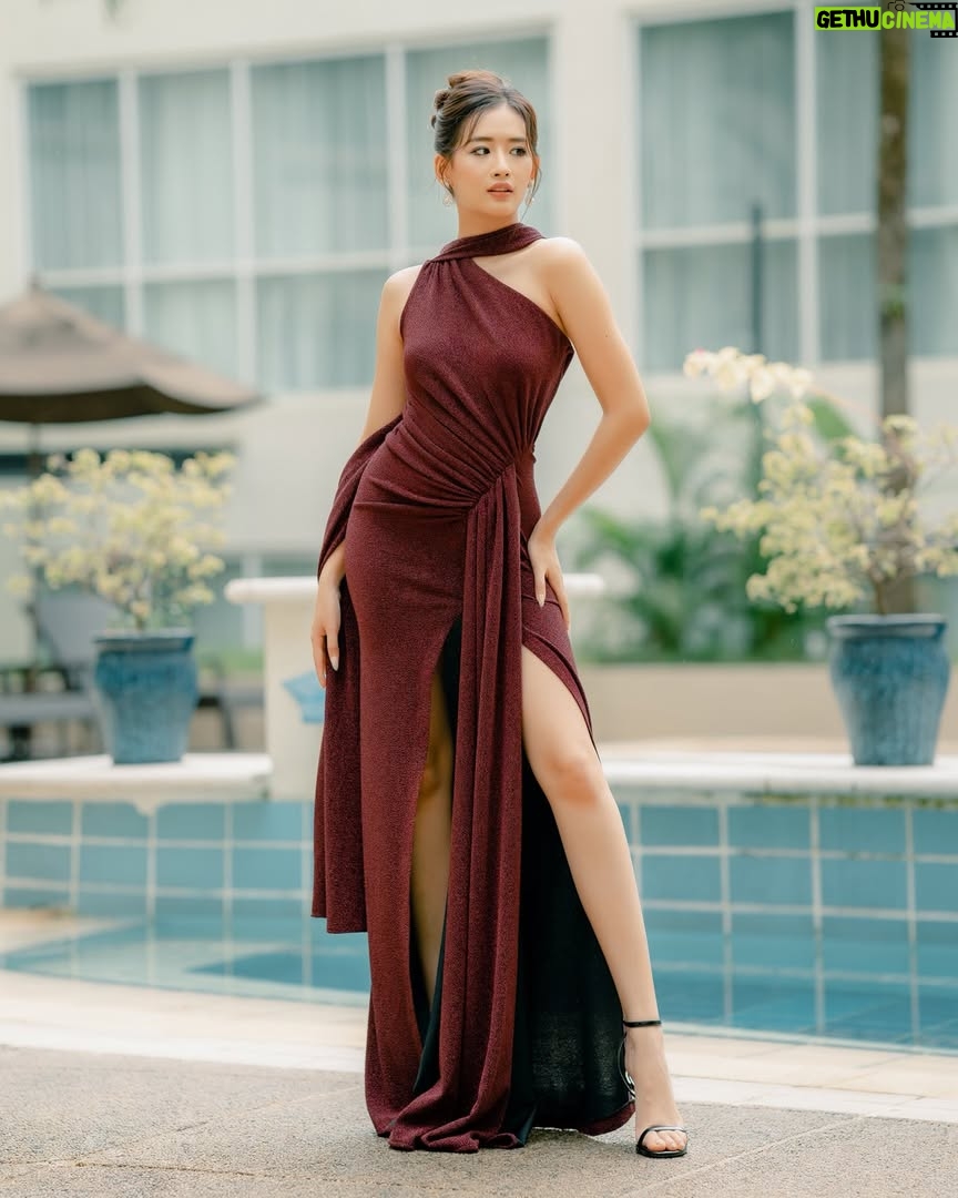 Han Thi - 217 Likes - ဝေးကွာသွားမှာမဟုတ် ပိုနီးအောင်ကြိုးစားနေတာပါ… ❤️ 

📸 and Retouch: Htike Lin Aung (Colorful Dreams)
👗: SHARTRA Couture
💄: Kyaw Kyaw Moe
🏨: PARKROYAL Yangon