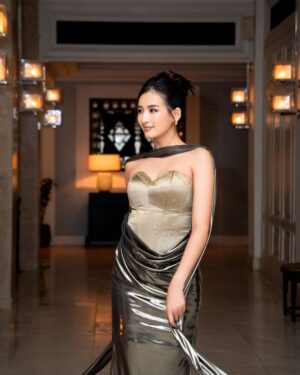 Han Thi Instagram - လေဟာနယ်မှာ အချစ်ရှိလား… 🎼
👗: Designer Wunna
💄: Eimyat Chanmyae
Hair: Sai Naung
📸: Studio AM