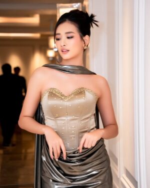 Han Thi Instagram - လေဟာနယ်မှာ အချစ်ရှိလား… 🎼
👗: Designer Wunna
💄: Eimyat Chanmyae
Hair: Sai Naung
📸: Studio AM