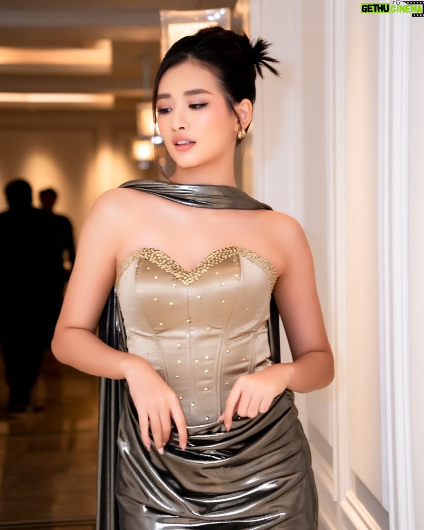 Han Thi - 176 Likes - လေဟာနယ်မှာ အချစ်ရှိလား… 🎼

👗: Designer Wunna
💄: Eimyat Chanmyae
Hair: Sai Naung
📸: Studio AM