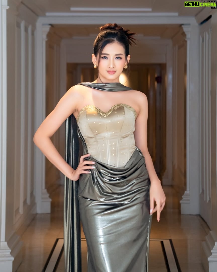 Han Thi - 176 Likes - လေဟာနယ်မှာ အချစ်ရှိလား… 🎼

👗: Designer Wunna
💄: Eimyat Chanmyae
Hair: Sai Naung
📸: Studio AM