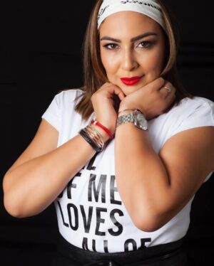 Hanane Ibrahimi Instagram - اتركها تأتي كما كتبها الله، لعلها تأتي كما تمناها قلبك ❤️
Photo : @k__l.photography
Bijoux : @lecomptoirdargent
Hair and make up: @celebritys_hair_beauty
Eyebrows: @autourdusourcil
Cadre : @yan_chocolatier
#photooftheday #goodvibes #smile #lough #morocco #usa #massachusetts #casablanca #movie #tv #theatre #momofgirls #wifey #happy #happiness #mood #instadaily #instamood #instagood #makeup #beauty #nothingmatters #love #care #godisgood