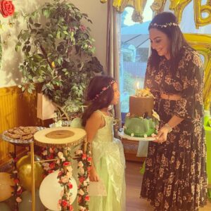 Hanane Ibrahimi Instagram - يوم جميل رفقة صديقاتي، و أصدقاء صوفيا، احتفالا بيوم ميلادها، ببساطة و تلقائية و الكثير الفرح. قمت بإنجاز الديكور بنفسي بكل حب بمكونات منزلية بسيطة، لأدخل البهجة على قلب صغيرتي. البساطة عنوان حياتي، و الحب بالنسبة لي كنفخ الروح❤️
Happy birthday my Fairy ❤️
@kati.amiri83 @souadretbi
#love #photooftheday #instagood #birthday #happy #family #friends #casablanca #morocco #usa🇺🇸 #friendship #instaphoto #momofgirls #wifey #actress #artist #tv #life #enjoylife #simplicity #happiness