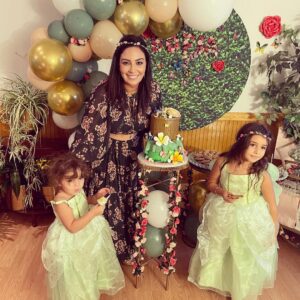 Hanane Ibrahimi Instagram - يوم جميل رفقة صديقاتي، و أصدقاء صوفيا، احتفالا بيوم ميلادها، ببساطة و تلقائية و الكثير الفرح. قمت بإنجاز الديكور بنفسي بكل حب بمكونات منزلية بسيطة، لأدخل البهجة على قلب صغيرتي. البساطة عنوان حياتي، و الحب بالنسبة لي كنفخ الروح❤️
Happy birthday my Fairy ❤️
@kati.amiri83 @souadretbi
#love #photooftheday #instagood #birthday #happy #family #friends #casablanca #morocco #usa🇺🇸 #friendship #instaphoto #momofgirls #wifey #actress #artist #tv #life #enjoylife #simplicity #happiness