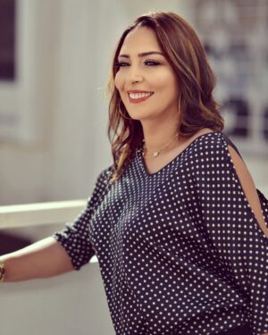 Hanane Ibrahimi Instagram - ابتسم فلن يتغير العالم بحزنك ❤️
Conseil et concept by @hayat.bofficiel
Top @imagedemode
Hair @celebritys_hair_beauty
Make up @nana.beautyglam
Photo @tmouannis
#photography #photooftheday #morocco #casablanca #instagood #instaphoto #celebrity #cinematography #tv #theatre #actress #momofgirls #wifey #love #friends #family #usa #massachusetts #followforfollowback #instamood #likeforlikes #smile #sunset