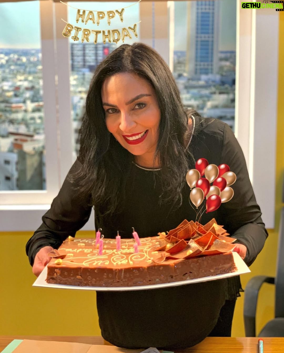 Hanane Ibrahimi - 9.3K Likes - Merci infiniment à l équipe du BOY pour cette belle surprise.. merci à toutes les personnes qui ont pensé à moi au jour de mon anniversaire.. lhamdoulillah ma journée était formidable grâce à vous. Je vous aime tous @saidnaciriofficiel @naimailyassoufficiel @mouhcine.nachet @barrada_sara @bichriihssane @naella__off @chadatvofficiel @abdo_belkhayat @wafaa_bayadi 
Merci pour le délicieux gâteau @charif_patisserie_resto_casa
