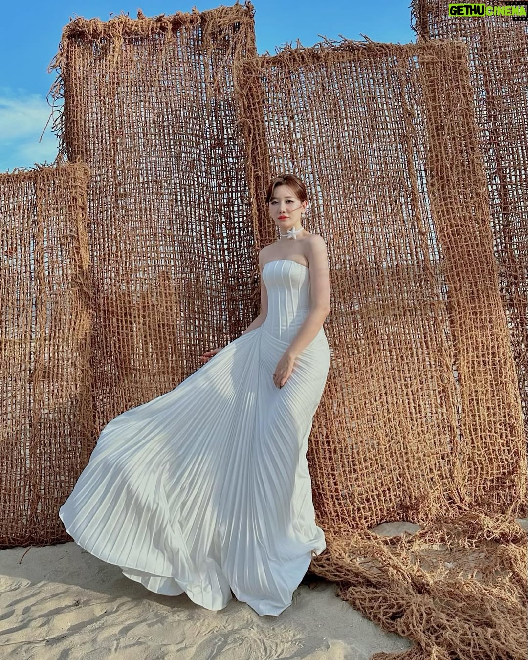 Hari Won - 29.3K Likes - #DoLong #fashionshow #rhythm 
Trời xinh biển đẹp nên muốn bơi mà ko biết bơi nên thôi 😆

#hariwon