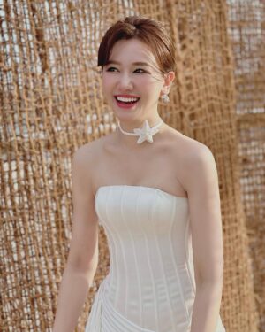 Hari Won Instagram - #DoLong #fashionshow #rhythm
Trời xinh biển đẹp nên muốn bơi mà ko biết bơi nên thôi 😆
#hariwon