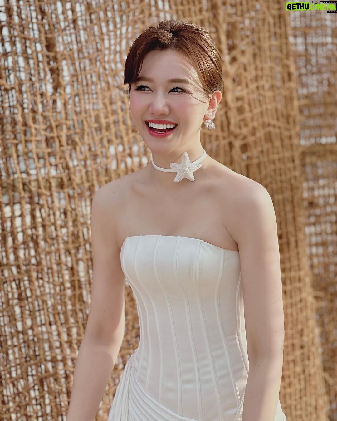 Hari Won - 29.3K Likes - #DoLong #fashionshow #rhythm 
Trời xinh biển đẹp nên muốn bơi mà ko biết bơi nên thôi 😆

#hariwon