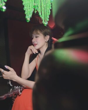 Hari Won Instagram - 정말 이쁜 #rosevillasaigon
요즘 내 최애❤️
Uống chút,
Xỉn chút,
Nhớ a chút.