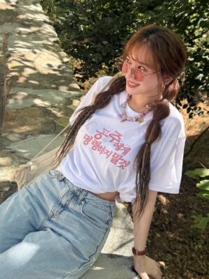 Hari Won Instagram - Chuyến đi Thổ Nhĩ Kỳ của tụi mình bắt đầu như thế nào á?
Chỉ là tự nhiên một ngày nọ, mình quyết định đi Thổ Nhĩ Kỳ, chỉ trước ngày bay đúng 1 tuần.
Rồi tình cờ mình thấy story của Young-Ju có hình ảnh về Mông Cổ.
Vì mình luôn muốn đi Mông Cổ nên đã nhắn tin hỏi Young-Ju để tìm hiểu thêm thông tin,
Và từ đó, hai đứa bắt đầu tám chuyện một chút.
Thật ra trước đó, bọn mình chỉ từng gặp nhau vài lần tại chỗ làm, chỉ gật đầu chào qua loa,
Chẳng follow nhau, kiểu như đồng nghiệp xa lạ biết mặt thôi ấy.
Kiểu như mình học lớp 1-1 còn Young Ju học lớp 1-7, xa lắc xa lơ luôn.
Tính ra chắc suốt mấy năm chỉ chào nhau được tầm 6–7 lần là hết.
Rồi năm ngoái mình đi xem concert,
đang ngồi xuống thì thấy ánh mắt lấp lánh của Young-Ju nhìn mình,
Thế là hai đứa ngồi cạnh nhau xem concert rồi tám chuyện chút đó là lần đầu tiên tụi mình trò chuyện thật sự.
Thành thật mà nói, lúc đó ánh nhìn của Young-Ju vừa đáng yêu vừa khiến mình hơi ngại,
Kiểu như bạn ấy có vẻ rất quý mình, mình biết ơn mà cũng thấy hơi quá tải ấy.🤣
Dù hai đứa không nói chuyện nhiều lúc xem concert
Nhưng mình nhận ra bạn ấy khác hẳn vẻ ngoài — theo hướng tốt hơn nhiều.
(Thật sự, người ta phải nói chuyện mới biết được đúng không?)
Sau đó mình mới follow Young-Ju, hai đứa chỉ nhắn tin hỏi thăm nhau vài câu là hết.
Rồi 6 tháng trôi qua vèo vèo, và bọn mình lại tình cờ nhắn hỏi thăm nhau lần nữa.
Hôm đó, mình đã nói những câu mà thường ngày mình chẳng bao giờ nói:
“Young-Ju à, đi Thổ Nhĩ Kỳ với chị không?”
Young-Ju bảo cho bạn ấy suy nghĩ đến hôm sau.
Và ngày hôm sau bạn ấy nhắn lại cho mình:
“Chị ơi! Em đi nhé!”
Thế là 3 ngày trước chuyến đi, tụi mình đặt vé luôn và bắt đầu một chuyến đi vừa ngẫu nhiên vừa lộn xộn không tưởng kk
Mình vốn là người dè dặt với người lạ, và phải mất khá lâu mới có thể thân thiết với ai đó,
Nên ngay cả bản thân mình cũng không tưởng tượng nổi là mình lại là người khơi mào ra chuyện này.
Mọi chuyện diễn ra rất bất ngờ, không kịp nghĩ nhiều.
Còn các bạn thì sao?
Bạn đã bao giờ đi du lịch với người không thân chưa?