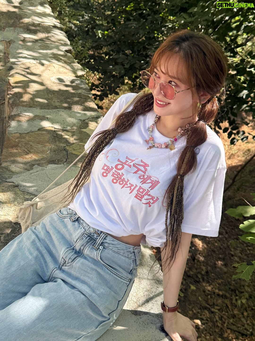 Hari Won - 13.8K Likes - Chuyến đi Thổ Nhĩ Kỳ của tụi mình bắt đầu như thế nào á?
Chỉ là tự nhiên một ngày nọ, mình quyết định đi Thổ Nhĩ Kỳ, chỉ trước ngày bay đúng 1 tuần.

Rồi tình cờ mình thấy story của Young-Ju có hình ảnh về Mông Cổ.
Vì mình luôn muốn đi Mông Cổ nên đã nhắn tin hỏi Young-Ju để tìm hiểu thêm thông tin,
Và từ đó, hai đứa bắt đầu tám chuyện một chút.

Thật ra trước đó, bọn mình chỉ từng gặp nhau vài lần tại chỗ làm, chỉ gật đầu chào qua loa,
Chẳng follow nhau, kiểu như đồng nghiệp xa lạ biết mặt thôi ấy.
Kiểu như mình học lớp 1-1 còn Young Ju học lớp 1-7, xa lắc xa lơ luôn.
Tính ra chắc suốt mấy năm chỉ chào nhau được tầm 6–7 lần là hết.

Rồi năm ngoái mình đi xem concert, 
đang ngồi xuống thì thấy ánh mắt lấp lánh của Young-Ju nhìn mình,
Thế là hai đứa ngồi cạnh nhau xem concert rồi tám chuyện chút đó là lần đầu tiên tụi mình trò chuyện thật sự.
Thành thật mà nói, lúc đó ánh nhìn của Young-Ju vừa đáng yêu vừa khiến mình hơi ngại,
Kiểu như bạn ấy có vẻ rất quý mình, mình biết ơn mà cũng thấy hơi quá tải ấy.🤣
Dù hai đứa không nói chuyện nhiều lúc xem concert
Nhưng mình nhận ra bạn ấy khác hẳn vẻ ngoài — theo hướng tốt hơn nhiều.
(Thật sự, người ta phải nói chuyện mới biết được đúng không?)
Sau đó mình mới follow Young-Ju, hai đứa chỉ nhắn tin hỏi thăm nhau vài câu là hết.
Rồi 6 tháng trôi qua vèo vèo, và bọn mình lại tình cờ nhắn hỏi thăm nhau lần nữa.

Hôm đó, mình đã nói những câu mà thường ngày mình chẳng bao giờ nói:
“Young-Ju à, đi Thổ Nhĩ Kỳ với chị không?”
Young-Ju bảo cho bạn ấy suy nghĩ đến hôm sau.
Và ngày hôm sau bạn ấy nhắn lại cho mình:
“Chị ơi! Em đi nhé!”

Thế là 3 ngày trước chuyến đi, tụi mình đặt vé luôn và bắt đầu một chuyến đi vừa ngẫu nhiên vừa lộn xộn không tưởng kk
Mình vốn là người dè dặt với người lạ, và phải mất khá lâu mới có thể thân thiết với ai đó,
Nên ngay cả bản thân mình cũng không tưởng tượng nổi là mình lại là người khơi mào ra chuyện này.
Mọi chuyện diễn ra rất bất ngờ, không kịp nghĩ nhiều.

Còn các bạn thì sao?
Bạn đã bao giờ đi du lịch với người không thân chưa?