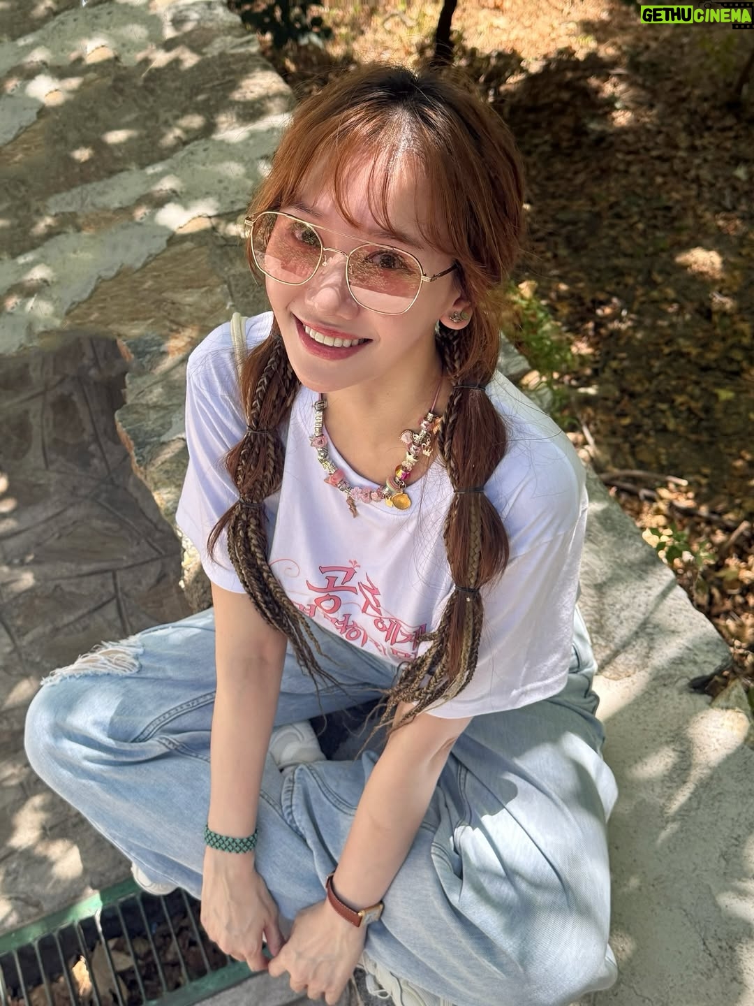 Hari Won - 13.8K Likes - Chuyến đi Thổ Nhĩ Kỳ của tụi mình bắt đầu như thế nào á?
Chỉ là tự nhiên một ngày nọ, mình quyết định đi Thổ Nhĩ Kỳ, chỉ trước ngày bay đúng 1 tuần.

Rồi tình cờ mình thấy story của Young-Ju có hình ảnh về Mông Cổ.
Vì mình luôn muốn đi Mông Cổ nên đã nhắn tin hỏi Young-Ju để tìm hiểu thêm thông tin,
Và từ đó, hai đứa bắt đầu tám chuyện một chút.

Thật ra trước đó, bọn mình chỉ từng gặp nhau vài lần tại chỗ làm, chỉ gật đầu chào qua loa,
Chẳng follow nhau, kiểu như đồng nghiệp xa lạ biết mặt thôi ấy.
Kiểu như mình học lớp 1-1 còn Young Ju học lớp 1-7, xa lắc xa lơ luôn.
Tính ra chắc suốt mấy năm chỉ chào nhau được tầm 6–7 lần là hết.

Rồi năm ngoái mình đi xem concert, 
đang ngồi xuống thì thấy ánh mắt lấp lánh của Young-Ju nhìn mình,
Thế là hai đứa ngồi cạnh nhau xem concert rồi tám chuyện chút đó là lần đầu tiên tụi mình trò chuyện thật sự.
Thành thật mà nói, lúc đó ánh nhìn của Young-Ju vừa đáng yêu vừa khiến mình hơi ngại,
Kiểu như bạn ấy có vẻ rất quý mình, mình biết ơn mà cũng thấy hơi quá tải ấy.🤣
Dù hai đứa không nói chuyện nhiều lúc xem concert
Nhưng mình nhận ra bạn ấy khác hẳn vẻ ngoài — theo hướng tốt hơn nhiều.
(Thật sự, người ta phải nói chuyện mới biết được đúng không?)
Sau đó mình mới follow Young-Ju, hai đứa chỉ nhắn tin hỏi thăm nhau vài câu là hết.
Rồi 6 tháng trôi qua vèo vèo, và bọn mình lại tình cờ nhắn hỏi thăm nhau lần nữa.

Hôm đó, mình đã nói những câu mà thường ngày mình chẳng bao giờ nói:
“Young-Ju à, đi Thổ Nhĩ Kỳ với chị không?”
Young-Ju bảo cho bạn ấy suy nghĩ đến hôm sau.
Và ngày hôm sau bạn ấy nhắn lại cho mình:
“Chị ơi! Em đi nhé!”

Thế là 3 ngày trước chuyến đi, tụi mình đặt vé luôn và bắt đầu một chuyến đi vừa ngẫu nhiên vừa lộn xộn không tưởng kk
Mình vốn là người dè dặt với người lạ, và phải mất khá lâu mới có thể thân thiết với ai đó,
Nên ngay cả bản thân mình cũng không tưởng tượng nổi là mình lại là người khơi mào ra chuyện này.
Mọi chuyện diễn ra rất bất ngờ, không kịp nghĩ nhiều.

Còn các bạn thì sao?
Bạn đã bao giờ đi du lịch với người không thân chưa?
