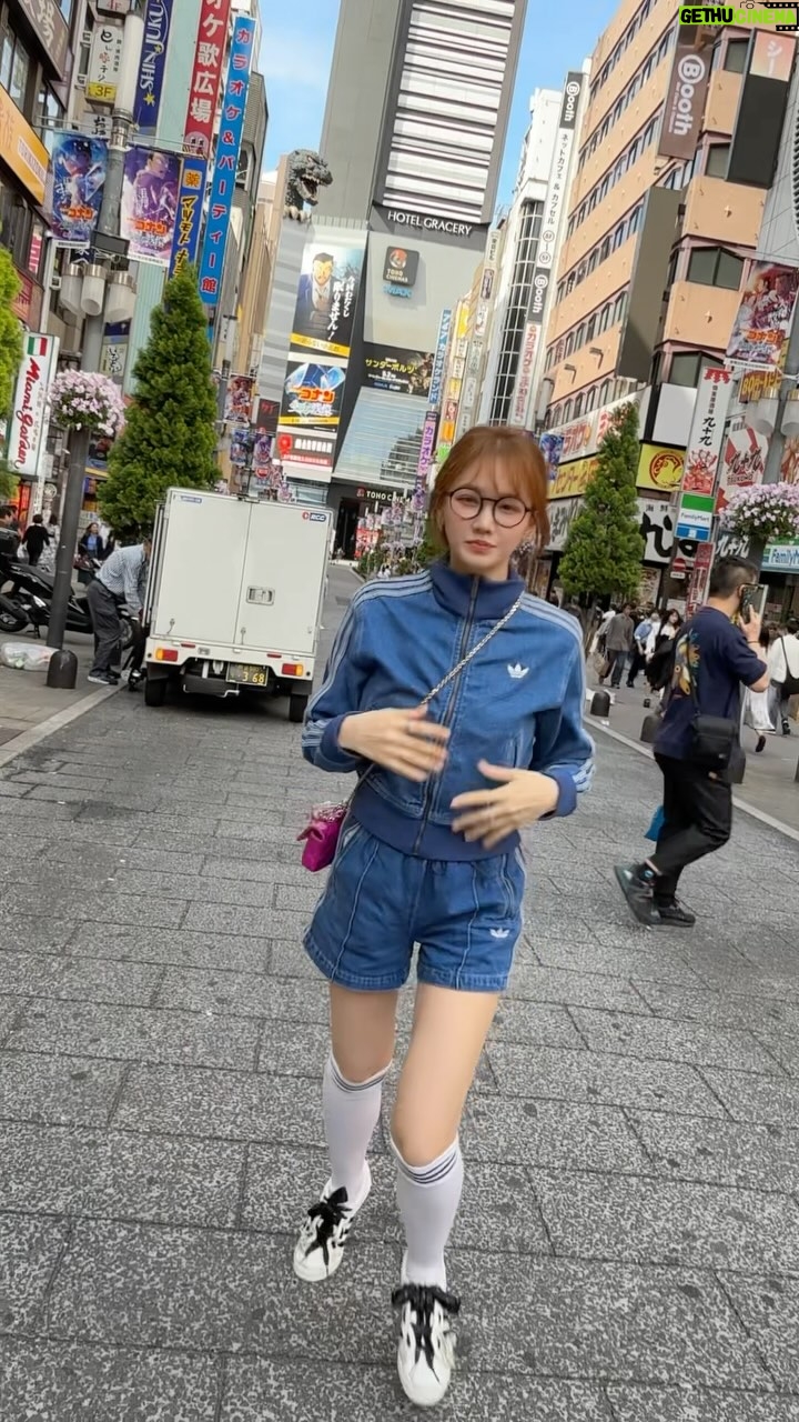 Hari Won - 13.5K Likes - 일본가서 열심히 찍어야지 해놓고 
하나 찍은게 다네 😀

#hariwon #challenge #japan #shinjuku 

Các bạn nghĩ ai quay cho Ri?