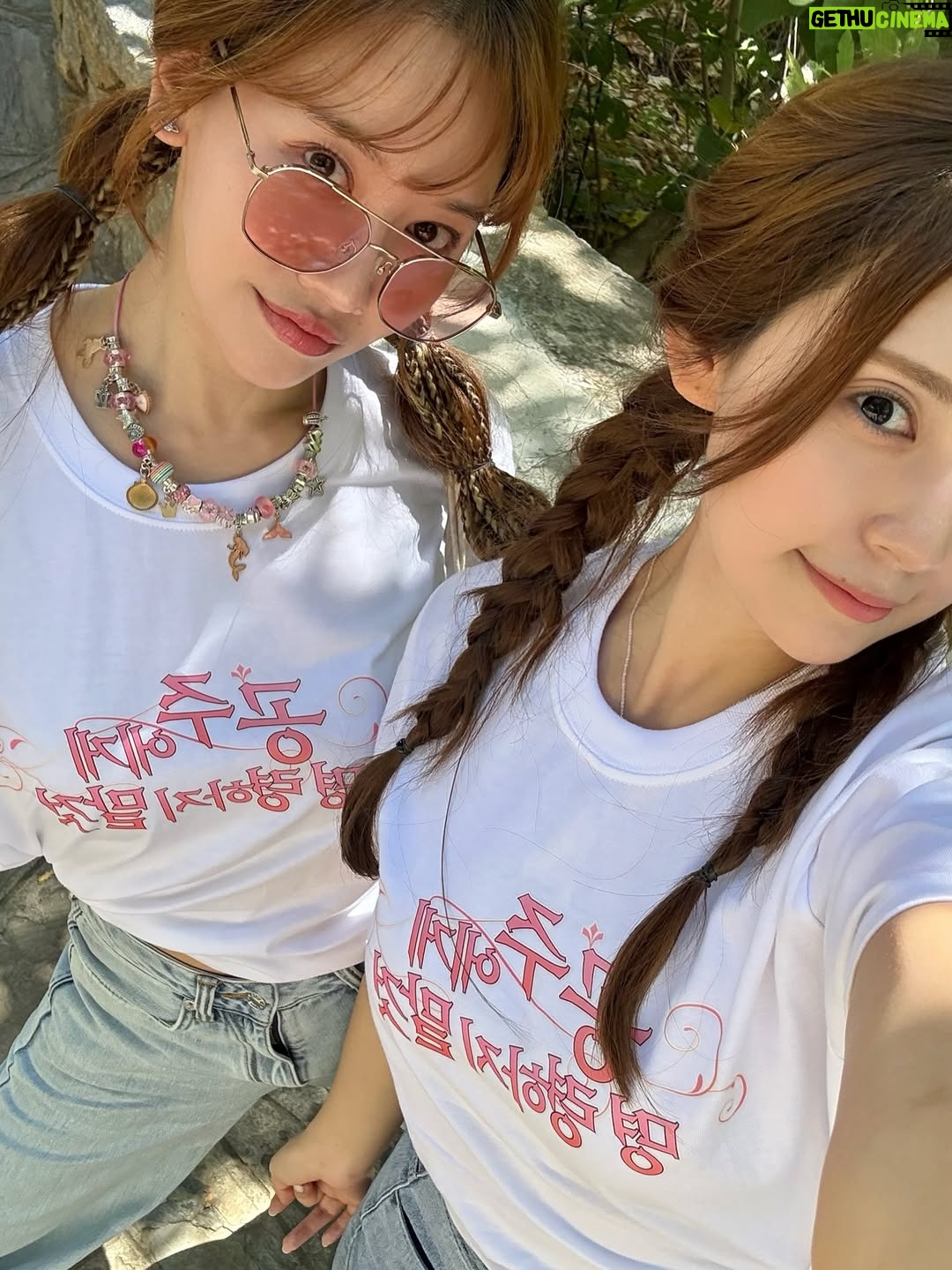 Hari Won - 13.8K Likes - Chuyến đi Thổ Nhĩ Kỳ của tụi mình bắt đầu như thế nào á?
Chỉ là tự nhiên một ngày nọ, mình quyết định đi Thổ Nhĩ Kỳ, chỉ trước ngày bay đúng 1 tuần.

Rồi tình cờ mình thấy story của Young-Ju có hình ảnh về Mông Cổ.
Vì mình luôn muốn đi Mông Cổ nên đã nhắn tin hỏi Young-Ju để tìm hiểu thêm thông tin,
Và từ đó, hai đứa bắt đầu tám chuyện một chút.

Thật ra trước đó, bọn mình chỉ từng gặp nhau vài lần tại chỗ làm, chỉ gật đầu chào qua loa,
Chẳng follow nhau, kiểu như đồng nghiệp xa lạ biết mặt thôi ấy.
Kiểu như mình học lớp 1-1 còn Young Ju học lớp 1-7, xa lắc xa lơ luôn.
Tính ra chắc suốt mấy năm chỉ chào nhau được tầm 6–7 lần là hết.

Rồi năm ngoái mình đi xem concert, 
đang ngồi xuống thì thấy ánh mắt lấp lánh của Young-Ju nhìn mình,
Thế là hai đứa ngồi cạnh nhau xem concert rồi tám chuyện chút đó là lần đầu tiên tụi mình trò chuyện thật sự.
Thành thật mà nói, lúc đó ánh nhìn của Young-Ju vừa đáng yêu vừa khiến mình hơi ngại,
Kiểu như bạn ấy có vẻ rất quý mình, mình biết ơn mà cũng thấy hơi quá tải ấy.🤣
Dù hai đứa không nói chuyện nhiều lúc xem concert
Nhưng mình nhận ra bạn ấy khác hẳn vẻ ngoài — theo hướng tốt hơn nhiều.
(Thật sự, người ta phải nói chuyện mới biết được đúng không?)
Sau đó mình mới follow Young-Ju, hai đứa chỉ nhắn tin hỏi thăm nhau vài câu là hết.
Rồi 6 tháng trôi qua vèo vèo, và bọn mình lại tình cờ nhắn hỏi thăm nhau lần nữa.

Hôm đó, mình đã nói những câu mà thường ngày mình chẳng bao giờ nói:
“Young-Ju à, đi Thổ Nhĩ Kỳ với chị không?”
Young-Ju bảo cho bạn ấy suy nghĩ đến hôm sau.
Và ngày hôm sau bạn ấy nhắn lại cho mình:
“Chị ơi! Em đi nhé!”

Thế là 3 ngày trước chuyến đi, tụi mình đặt vé luôn và bắt đầu một chuyến đi vừa ngẫu nhiên vừa lộn xộn không tưởng kk
Mình vốn là người dè dặt với người lạ, và phải mất khá lâu mới có thể thân thiết với ai đó,
Nên ngay cả bản thân mình cũng không tưởng tượng nổi là mình lại là người khơi mào ra chuyện này.
Mọi chuyện diễn ra rất bất ngờ, không kịp nghĩ nhiều.

Còn các bạn thì sao?
Bạn đã bao giờ đi du lịch với người không thân chưa?