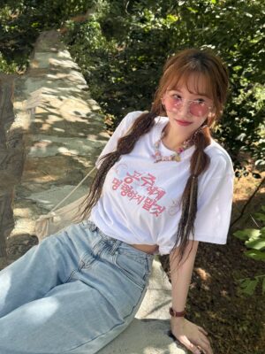 Hari Won Instagram - Chuyến đi Thổ Nhĩ Kỳ của tụi mình bắt đầu như thế nào á?
Chỉ là tự nhiên một ngày nọ, mình quyết định đi Thổ Nhĩ Kỳ, chỉ trước ngày bay đúng 1 tuần.
Rồi tình cờ mình thấy story của Young-Ju có hình ảnh về Mông Cổ.
Vì mình luôn muốn đi Mông Cổ nên đã nhắn tin hỏi Young-Ju để tìm hiểu thêm thông tin,
Và từ đó, hai đứa bắt đầu tám chuyện một chút.
Thật ra trước đó, bọn mình chỉ từng gặp nhau vài lần tại chỗ làm, chỉ gật đầu chào qua loa,
Chẳng follow nhau, kiểu như đồng nghiệp xa lạ biết mặt thôi ấy.
Kiểu như mình học lớp 1-1 còn Young Ju học lớp 1-7, xa lắc xa lơ luôn.
Tính ra chắc suốt mấy năm chỉ chào nhau được tầm 6–7 lần là hết.
Rồi năm ngoái mình đi xem concert,
đang ngồi xuống thì thấy ánh mắt lấp lánh của Young-Ju nhìn mình,
Thế là hai đứa ngồi cạnh nhau xem concert rồi tám chuyện chút đó là lần đầu tiên tụi mình trò chuyện thật sự.
Thành thật mà nói, lúc đó ánh nhìn của Young-Ju vừa đáng yêu vừa khiến mình hơi ngại,
Kiểu như bạn ấy có vẻ rất quý mình, mình biết ơn mà cũng thấy hơi quá tải ấy.🤣
Dù hai đứa không nói chuyện nhiều lúc xem concert
Nhưng mình nhận ra bạn ấy khác hẳn vẻ ngoài — theo hướng tốt hơn nhiều.
(Thật sự, người ta phải nói chuyện mới biết được đúng không?)
Sau đó mình mới follow Young-Ju, hai đứa chỉ nhắn tin hỏi thăm nhau vài câu là hết.
Rồi 6 tháng trôi qua vèo vèo, và bọn mình lại tình cờ nhắn hỏi thăm nhau lần nữa.
Hôm đó, mình đã nói những câu mà thường ngày mình chẳng bao giờ nói:
“Young-Ju à, đi Thổ Nhĩ Kỳ với chị không?”
Young-Ju bảo cho bạn ấy suy nghĩ đến hôm sau.
Và ngày hôm sau bạn ấy nhắn lại cho mình:
“Chị ơi! Em đi nhé!”
Thế là 3 ngày trước chuyến đi, tụi mình đặt vé luôn và bắt đầu một chuyến đi vừa ngẫu nhiên vừa lộn xộn không tưởng kk
Mình vốn là người dè dặt với người lạ, và phải mất khá lâu mới có thể thân thiết với ai đó,
Nên ngay cả bản thân mình cũng không tưởng tượng nổi là mình lại là người khơi mào ra chuyện này.
Mọi chuyện diễn ra rất bất ngờ, không kịp nghĩ nhiều.
Còn các bạn thì sao?
Bạn đã bao giờ đi du lịch với người không thân chưa?