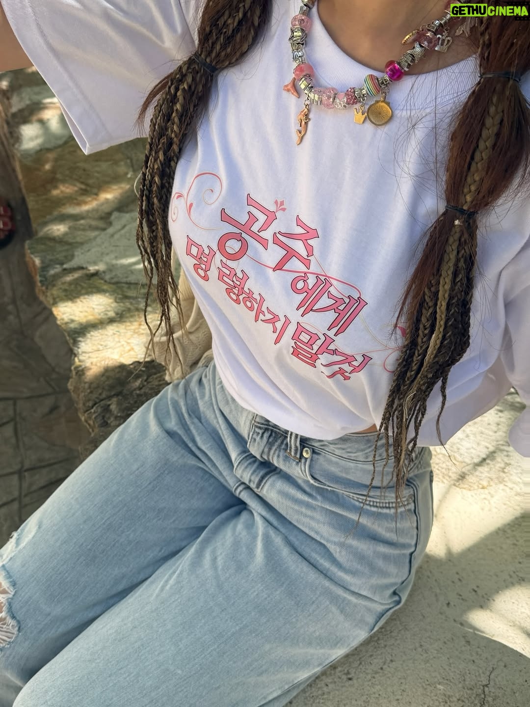 Hari Won - 13.8K Likes - Chuyến đi Thổ Nhĩ Kỳ của tụi mình bắt đầu như thế nào á?
Chỉ là tự nhiên một ngày nọ, mình quyết định đi Thổ Nhĩ Kỳ, chỉ trước ngày bay đúng 1 tuần.

Rồi tình cờ mình thấy story của Young-Ju có hình ảnh về Mông Cổ.
Vì mình luôn muốn đi Mông Cổ nên đã nhắn tin hỏi Young-Ju để tìm hiểu thêm thông tin,
Và từ đó, hai đứa bắt đầu tám chuyện một chút.

Thật ra trước đó, bọn mình chỉ từng gặp nhau vài lần tại chỗ làm, chỉ gật đầu chào qua loa,
Chẳng follow nhau, kiểu như đồng nghiệp xa lạ biết mặt thôi ấy.
Kiểu như mình học lớp 1-1 còn Young Ju học lớp 1-7, xa lắc xa lơ luôn.
Tính ra chắc suốt mấy năm chỉ chào nhau được tầm 6–7 lần là hết.

Rồi năm ngoái mình đi xem concert, 
đang ngồi xuống thì thấy ánh mắt lấp lánh của Young-Ju nhìn mình,
Thế là hai đứa ngồi cạnh nhau xem concert rồi tám chuyện chút đó là lần đầu tiên tụi mình trò chuyện thật sự.
Thành thật mà nói, lúc đó ánh nhìn của Young-Ju vừa đáng yêu vừa khiến mình hơi ngại,
Kiểu như bạn ấy có vẻ rất quý mình, mình biết ơn mà cũng thấy hơi quá tải ấy.🤣
Dù hai đứa không nói chuyện nhiều lúc xem concert
Nhưng mình nhận ra bạn ấy khác hẳn vẻ ngoài — theo hướng tốt hơn nhiều.
(Thật sự, người ta phải nói chuyện mới biết được đúng không?)
Sau đó mình mới follow Young-Ju, hai đứa chỉ nhắn tin hỏi thăm nhau vài câu là hết.
Rồi 6 tháng trôi qua vèo vèo, và bọn mình lại tình cờ nhắn hỏi thăm nhau lần nữa.

Hôm đó, mình đã nói những câu mà thường ngày mình chẳng bao giờ nói:
“Young-Ju à, đi Thổ Nhĩ Kỳ với chị không?”
Young-Ju bảo cho bạn ấy suy nghĩ đến hôm sau.
Và ngày hôm sau bạn ấy nhắn lại cho mình:
“Chị ơi! Em đi nhé!”

Thế là 3 ngày trước chuyến đi, tụi mình đặt vé luôn và bắt đầu một chuyến đi vừa ngẫu nhiên vừa lộn xộn không tưởng kk
Mình vốn là người dè dặt với người lạ, và phải mất khá lâu mới có thể thân thiết với ai đó,
Nên ngay cả bản thân mình cũng không tưởng tượng nổi là mình lại là người khơi mào ra chuyện này.
Mọi chuyện diễn ra rất bất ngờ, không kịp nghĩ nhiều.

Còn các bạn thì sao?
Bạn đã bao giờ đi du lịch với người không thân chưa?