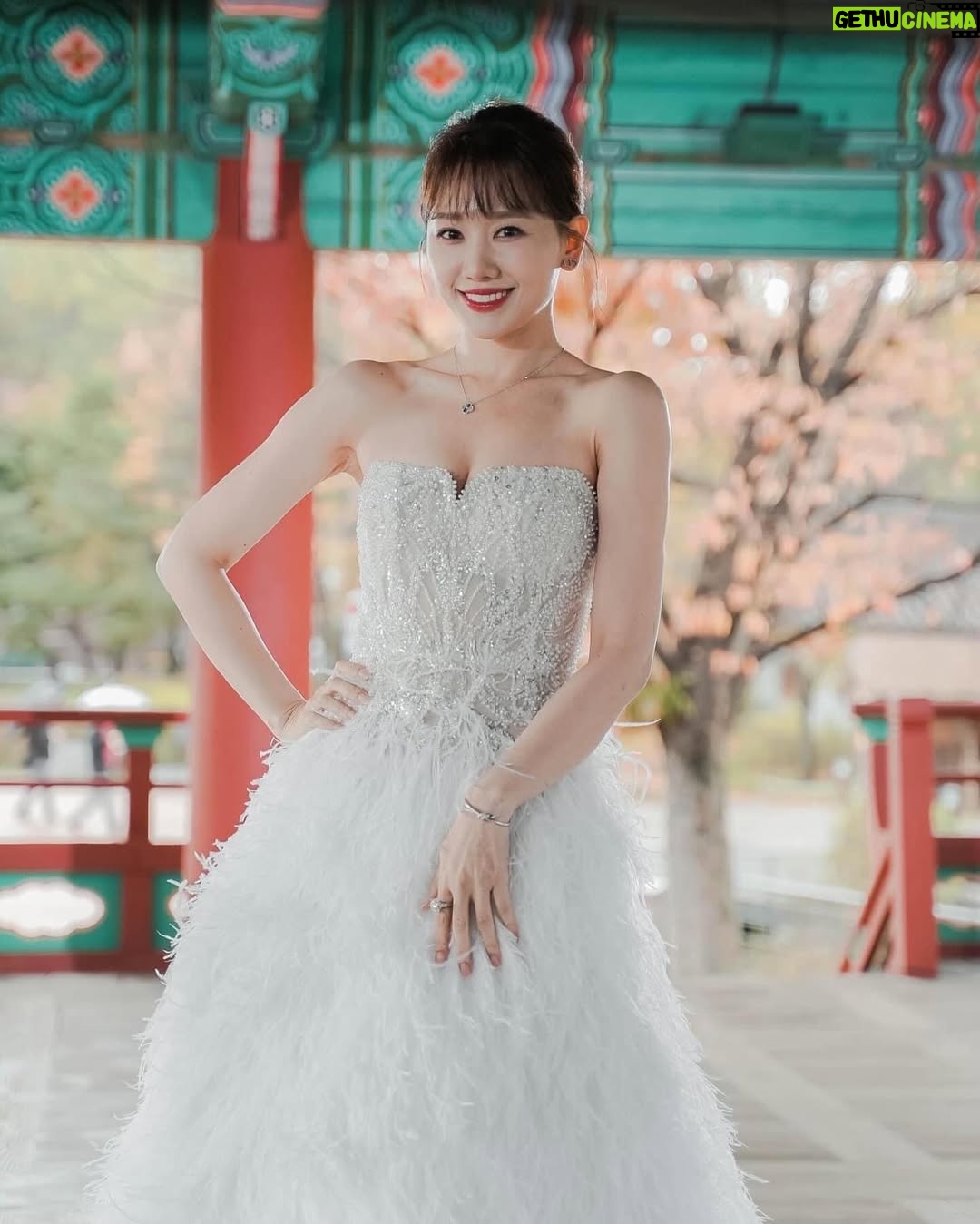 Hari Won - 27.8K Likes - E thành cô dâu❤️
Chú rể phải chạy qua HQ kiếm e 🤣

Cảm ơn a @lethanhhoa_official @_lethanhhoa_ , a Phúc giao e làm những việc e chưa từng làm❤️

옷이 날개다🦋

#hariwon