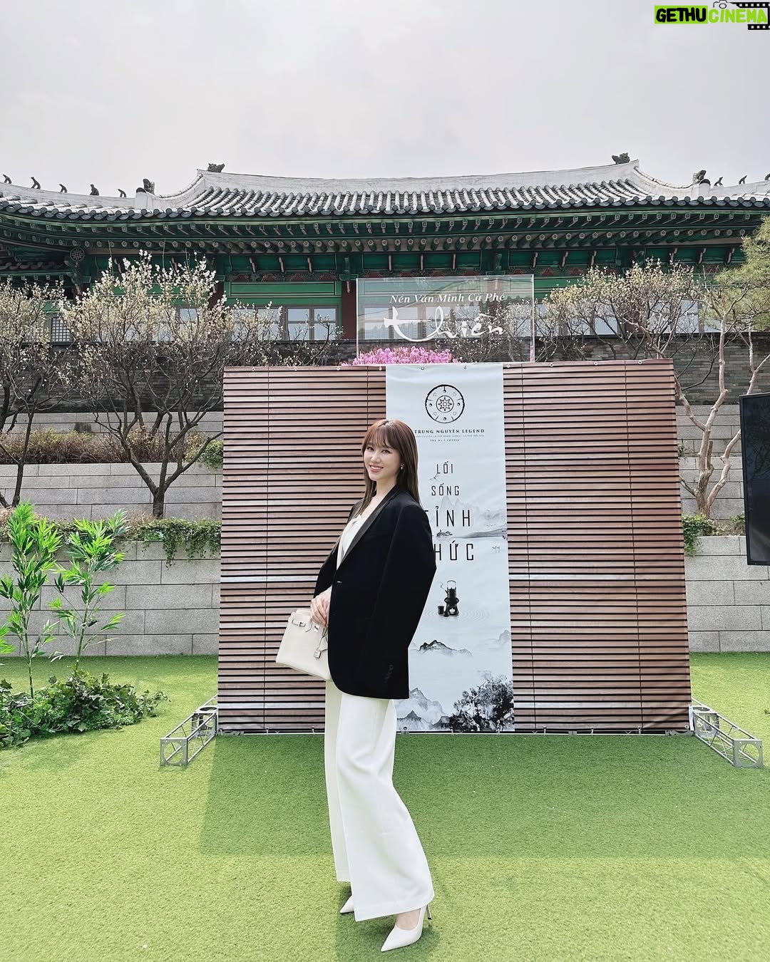 Hari Won - 19.1K Likes - 오늘 #Trungnguyen #쭝웬 #쭝웬레전드 #G7 #대표사무소 오픈 행사 다녀왔어요☕️

Hnay Hari đã tham dự sự kiện của Trung Nguyên tại HQ.
Rất nhiều ng HQ biết đến cafe G7.
Mong cafe Việt Nam dc rất nhiều người yêu thích❤️

Ri sẽ up vlog tiếp àh nha~~

#hariwon