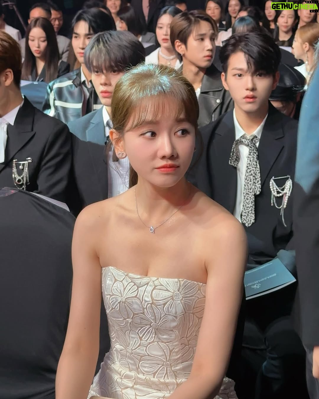 Hari Won - 52.7K Likes - Thấy tận mắt nhiều nghệ sĩ HQ.
Cảm giác thiệt sự là lạ lạ.
Mới xem phim #경이로운소문 tại phòng mà xuống dưới cái gặp bạn diễn viên đó.
Mình cứ kiểu mở mắt mấy lần có phải bạn đó ko luôn áh😃 kkk
Rồi gặp cô đóng #술꾼도시여자들 nữa chớ!!!!
Cảm thấy thiệt sự là vinh dự khi ngồi chung ct với nhiều nghệ sĩ mình rất yêu thích❤️

Cảm ơn a @_lethanhhoa_ @lethanhhoa_official  đưa cho e bộ dress quá tinh tế, quá sang. Vì dress đó mà e có thể tự tin lên sân khấu nhận giải nữa chứ! E cám ơn a rất nhiều!

Và cũng cảm ơn các em ekip.
Luôn hỗ trợ mình mọi mặt và yêu thương mình❤️

#hariwon 
#asiamodelawards #asiamodelfestival 
#아시아모델스타상