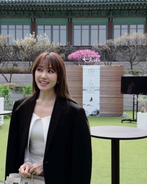 Hari Won Instagram - 오늘 #Trungnguyen #쭝웬 #쭝웬레전드 #G7 #대표사무소 오픈 행사 다녀왔어요☕️
Hnay Hari đã tham dự sự kiện của Trung Nguyên tại HQ.
Rất nhiều ng HQ biết đến cafe G7.
Mong cafe Việt Nam dc rất nhiều người yêu thích❤️
Ri sẽ up vlog tiếp àh nha~~
#hariwon