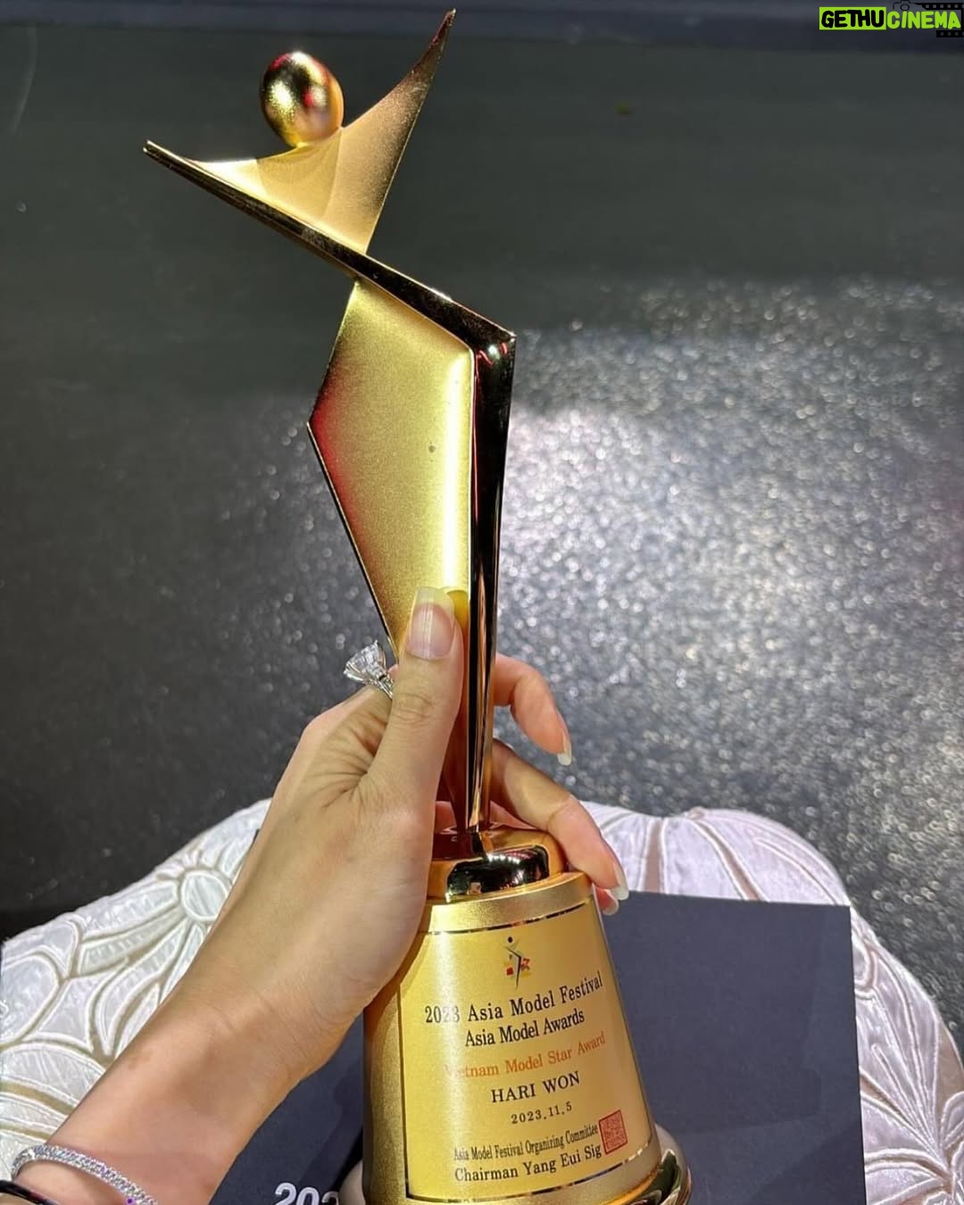 Hari Won - 52.7K Likes - Thấy tận mắt nhiều nghệ sĩ HQ.
Cảm giác thiệt sự là lạ lạ.
Mới xem phim #경이로운소문 tại phòng mà xuống dưới cái gặp bạn diễn viên đó.
Mình cứ kiểu mở mắt mấy lần có phải bạn đó ko luôn áh😃 kkk
Rồi gặp cô đóng #술꾼도시여자들 nữa chớ!!!!
Cảm thấy thiệt sự là vinh dự khi ngồi chung ct với nhiều nghệ sĩ mình rất yêu thích❤️

Cảm ơn a @_lethanhhoa_ @lethanhhoa_official  đưa cho e bộ dress quá tinh tế, quá sang. Vì dress đó mà e có thể tự tin lên sân khấu nhận giải nữa chứ! E cám ơn a rất nhiều!

Và cũng cảm ơn các em ekip.
Luôn hỗ trợ mình mọi mặt và yêu thương mình❤️

#hariwon 
#asiamodelawards #asiamodelfestival 
#아시아모델스타상