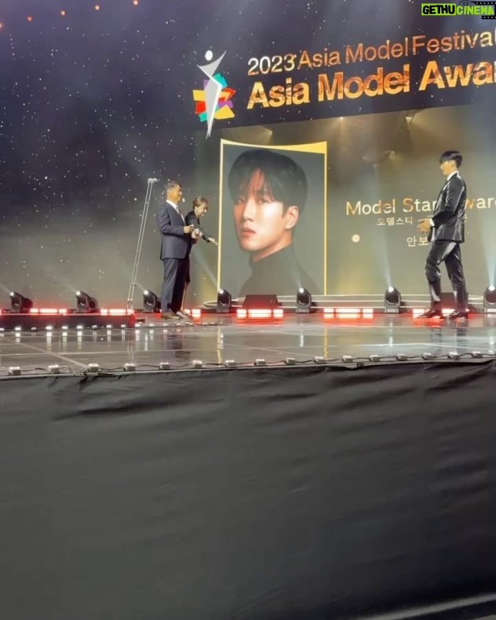 Hari Won - 52.7K Likes - Thấy tận mắt nhiều nghệ sĩ HQ.
Cảm giác thiệt sự là lạ lạ.
Mới xem phim #경이로운소문 tại phòng mà xuống dưới cái gặp bạn diễn viên đó.
Mình cứ kiểu mở mắt mấy lần có phải bạn đó ko luôn áh😃 kkk
Rồi gặp cô đóng #술꾼도시여자들 nữa chớ!!!!
Cảm thấy thiệt sự là vinh dự khi ngồi chung ct với nhiều nghệ sĩ mình rất yêu thích❤️

Cảm ơn a @_lethanhhoa_ @lethanhhoa_official  đưa cho e bộ dress quá tinh tế, quá sang. Vì dress đó mà e có thể tự tin lên sân khấu nhận giải nữa chứ! E cám ơn a rất nhiều!

Và cũng cảm ơn các em ekip.
Luôn hỗ trợ mình mọi mặt và yêu thương mình❤️

#hariwon 
#asiamodelawards #asiamodelfestival 
#아시아모델스타상