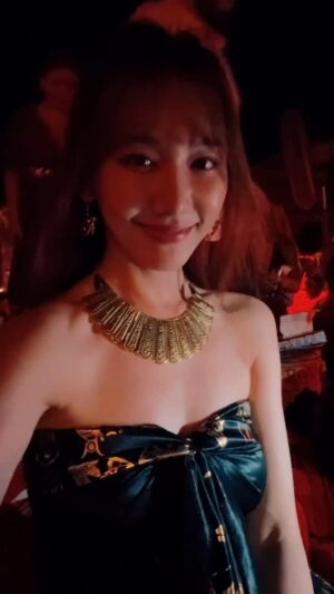Hari Won Instagram - Một khi chơi thì chơi hết mình kkkkk
Xin thưa các bạn! Tui hỏng có nhậu nha!!!🤣
이집트니까 이집션의상으로 놀아보기!!!!
의상과(위는 스카프,바지)
악세사리(목걸이,귀걸이,팔찌)다 합쳐서 6만원 정도
신발은 터키에서 산 2만원짜리
얼마였는지 영상을 다 열어봐야 할 듯🫣
여자둘이 저 날 가서 먹은 것
- 아이스크림 3스쿱
- 4종류치즈 핏자 한판
- 레몬에이드 2잔
- 구아바 생과일 쥬스 2잔
- 디저트(케이크류)
술 안마셨어요 여러분🤣
이렇게 해서 총 7만원 정도