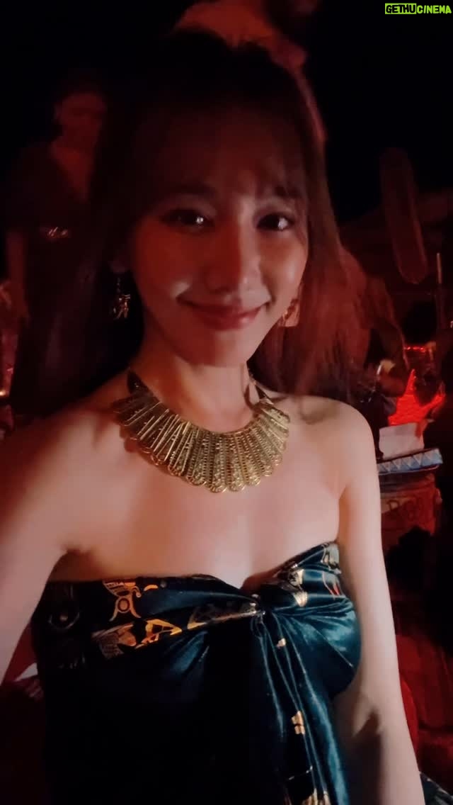 Hari Won - 16.1K Likes - Một khi chơi thì chơi hết mình kkkkk
Xin thưa các bạn! Tui hỏng có nhậu nha!!!🤣

이집트니까 이집션의상으로 놀아보기!!!!
의상과(위는 스카프,바지)
악세사리(목걸이,귀걸이,팔찌)다 합쳐서 6만원 정도
신발은 터키에서 산 2만원짜리 
얼마였는지 영상을 다 열어봐야 할 듯🫣

여자둘이 저 날 가서 먹은 것
- 아이스크림 3스쿱
- 4종류치즈 핏자 한판
- 레몬에이드 2잔
- 구아바 생과일 쥬스 2잔
- 디저트(케이크류)

술 안마셨어요 여러분🤣 
이렇게 해서 총 7만원 정도