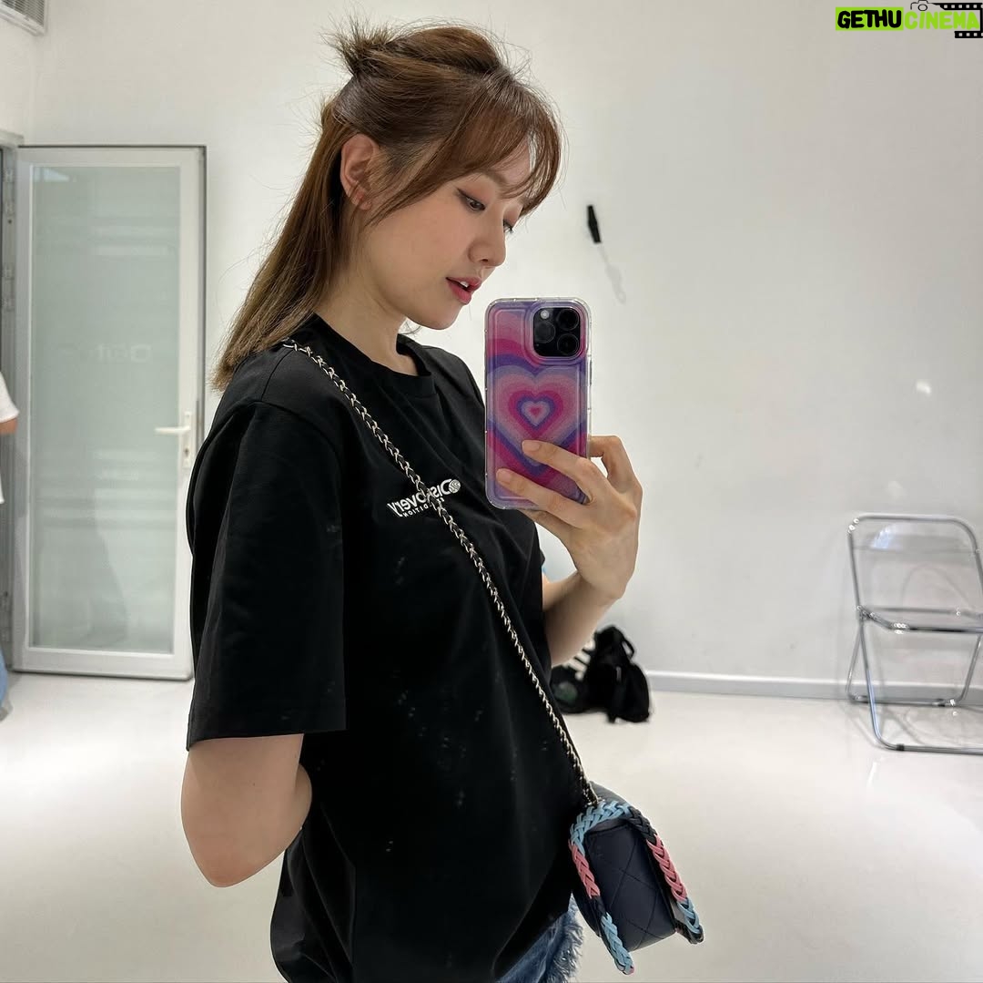 Hari Won - 13.4K Likes - Lúc nào cũng vui nên mọi ng tưởng mình bị ko bt kkkkkk

#올만에 #업데이트 
쉴틈 없는 이번 달이지만 
나는 행복하지롱~

#hariwon
