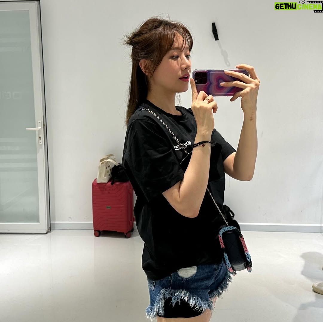 Hari Won - 13.4K Likes - Lúc nào cũng vui nên mọi ng tưởng mình bị ko bt kkkkkk

#올만에 #업데이트 
쉴틈 없는 이번 달이지만 
나는 행복하지롱~

#hariwon