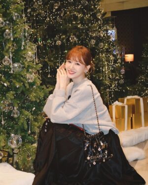 Hari Won Instagram - Giáng sinh mình chưa hết❤️
나는 아직도 크리스마스❤️
Mọi ng thì sao? Kkk