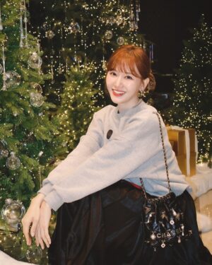 Hari Won Instagram - Giáng sinh mình chưa hết❤️
나는 아직도 크리스마스❤️
Mọi ng thì sao? Kkk