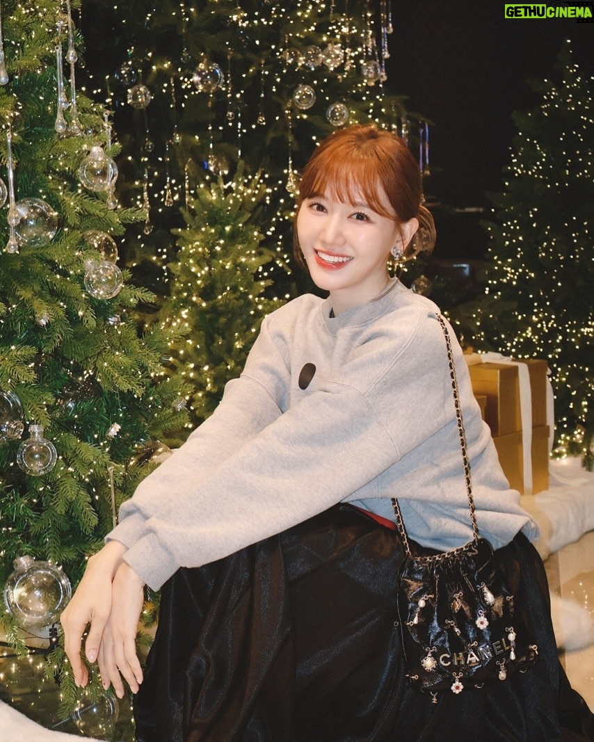 Hari Won - 15.8K Likes - Giáng sinh mình chưa hết❤️
나는 아직도 크리스마스❤️ 

Mọi ng thì sao? Kkk