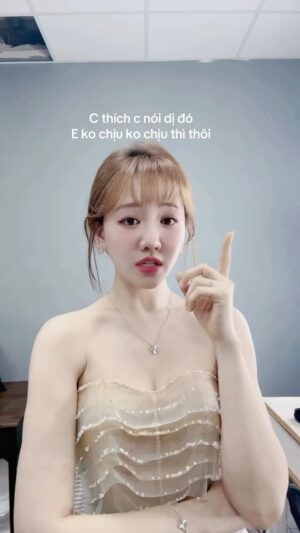 Hari Won Instagram - C thích c nói dị đó😀
#hariwon
#trending