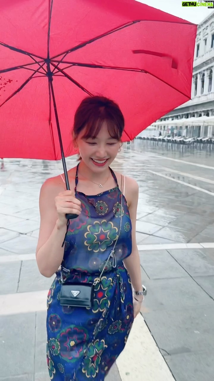 Hari Won - 24.1K Likes - #venice #venezia 너무 좋더라 😄

비록 비가 #주룩주룩 오는 #유럽여행 이었지만
#깊은 #여운 #남는 #여행 

Siêu đẹp nha. Phải đi du lịch!!!!
Có ng hướng dẫn và kể lịch sử và môi trường, văn hoá.
Nghe siêu hay 👍🏻
Tự nhiên nạp thêm kiến thức! 

#hariwon
@ouwr.kr