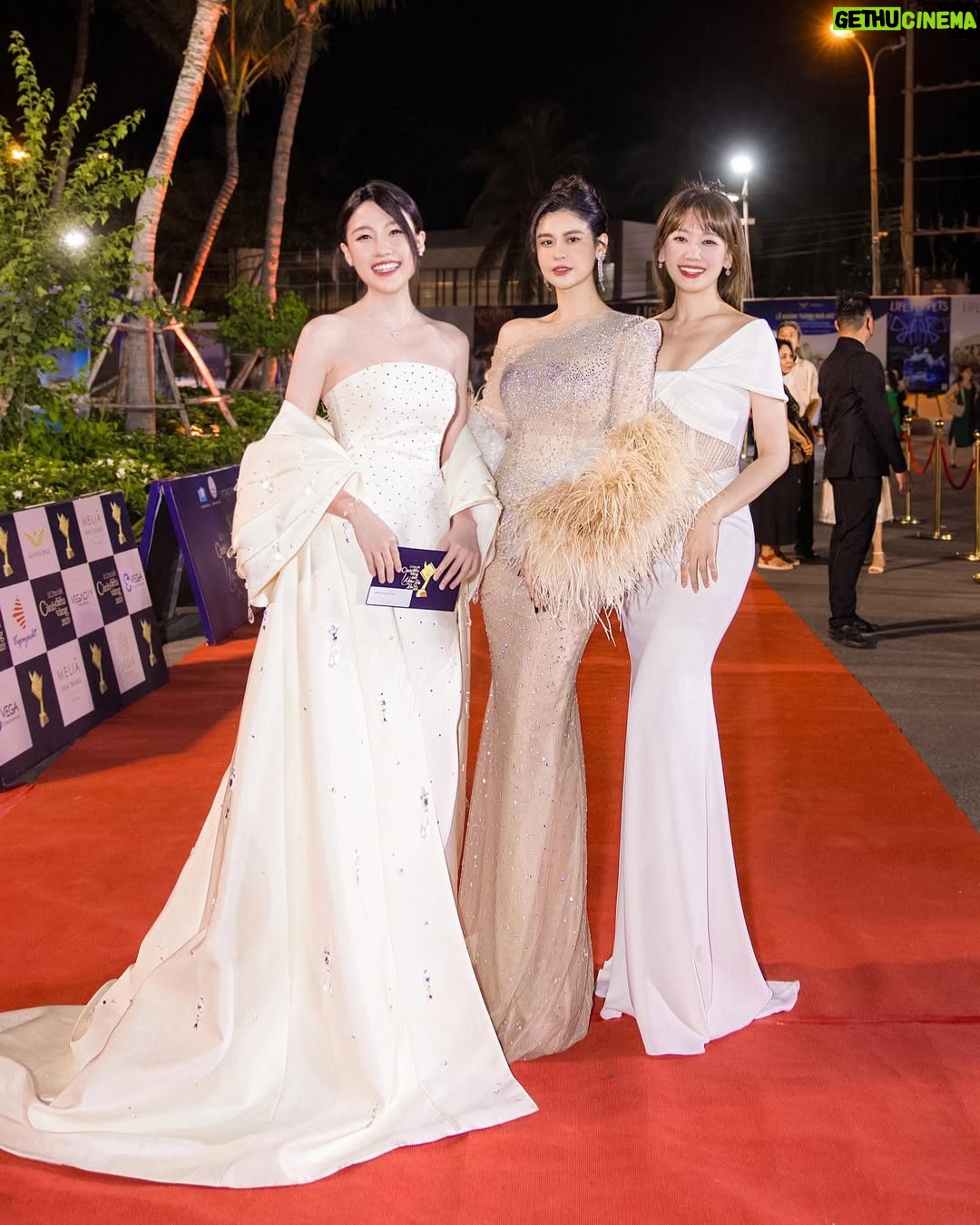 Hari Won - 13.5K Likes - #canhdieuvang của hqua 🏆

어제 시상식 😍
#nhabanu #대리수상 ❤️

Chúc mừng nha~~~~!!

👗 @lethanhhoa_official 
#tranthanh #hariwon