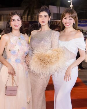 Hari Won Instagram - #canhdieuvang của hqua 🏆
어제 시상식 😍
#nhabanu #대리수상 ❤️
Chúc mừng nha~~~~!!
👗 @lethanhhoa_official
#tranthanh #hariwon