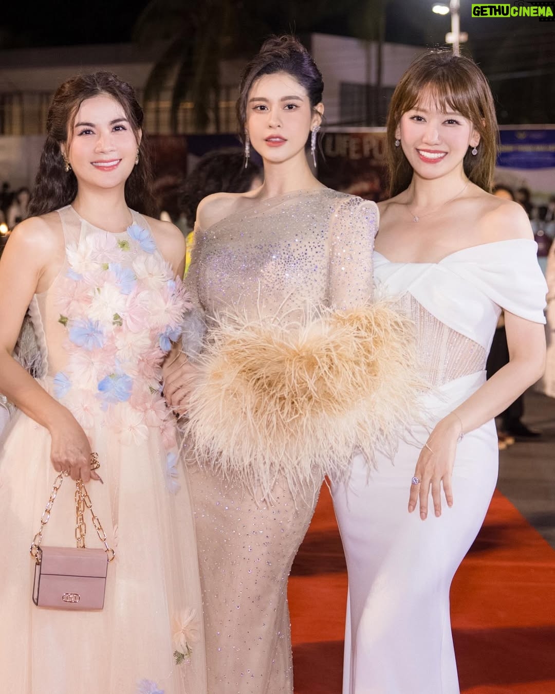 Hari Won - 13.5K Likes - #canhdieuvang của hqua 🏆

어제 시상식 😍
#nhabanu #대리수상 ❤️

Chúc mừng nha~~~~!!

👗 @lethanhhoa_official 
#tranthanh #hariwon