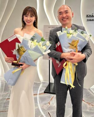 Hari Won Instagram - #canhdieuvang của hqua 🏆
어제 시상식 😍
#nhabanu #대리수상 ❤️
Chúc mừng nha~~~~!!
👗 @lethanhhoa_official
#tranthanh #hariwon