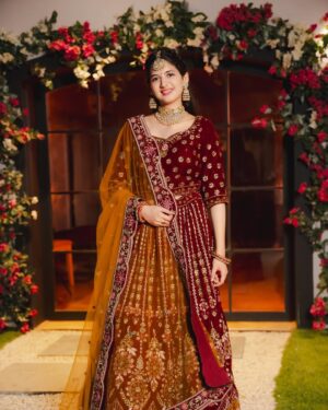Harshaali Malhotra Instagram - There’s always a new fashion trend. But the traditional outfit is a trend in itself✨
.
.
Outfit Courtesy: @aldeenar_fashion_official
.
.
#indianwear #desilook #ethnicwear #look #style #desi #harshaalimalhotra
